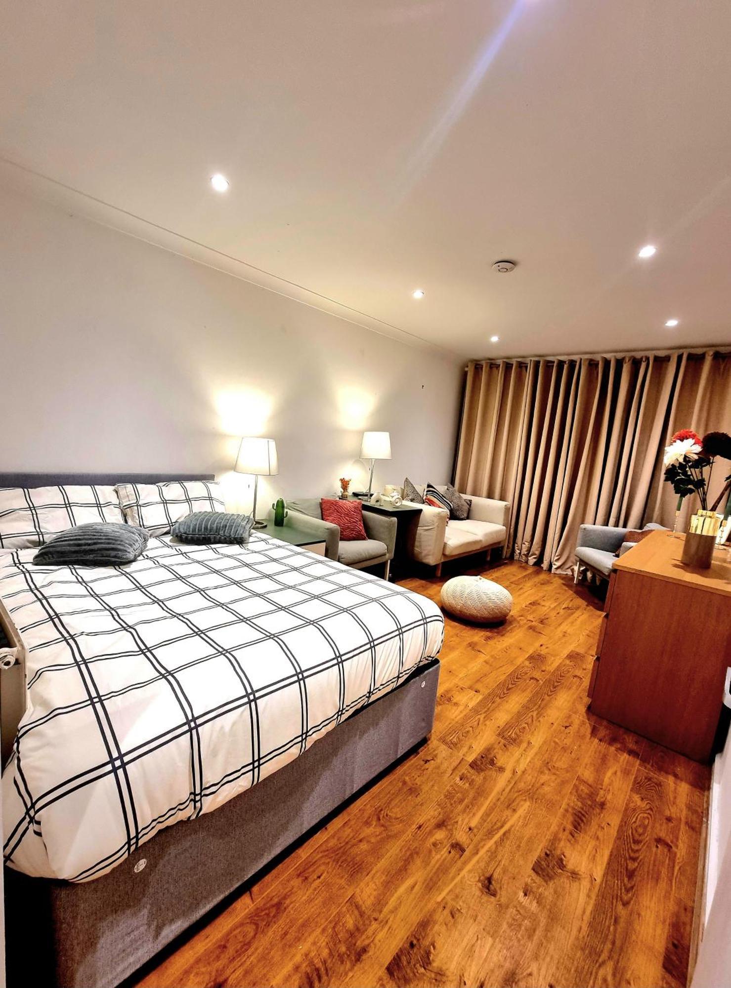 Holiday home Charming 4 Bedroom Duplex With Private Entrance