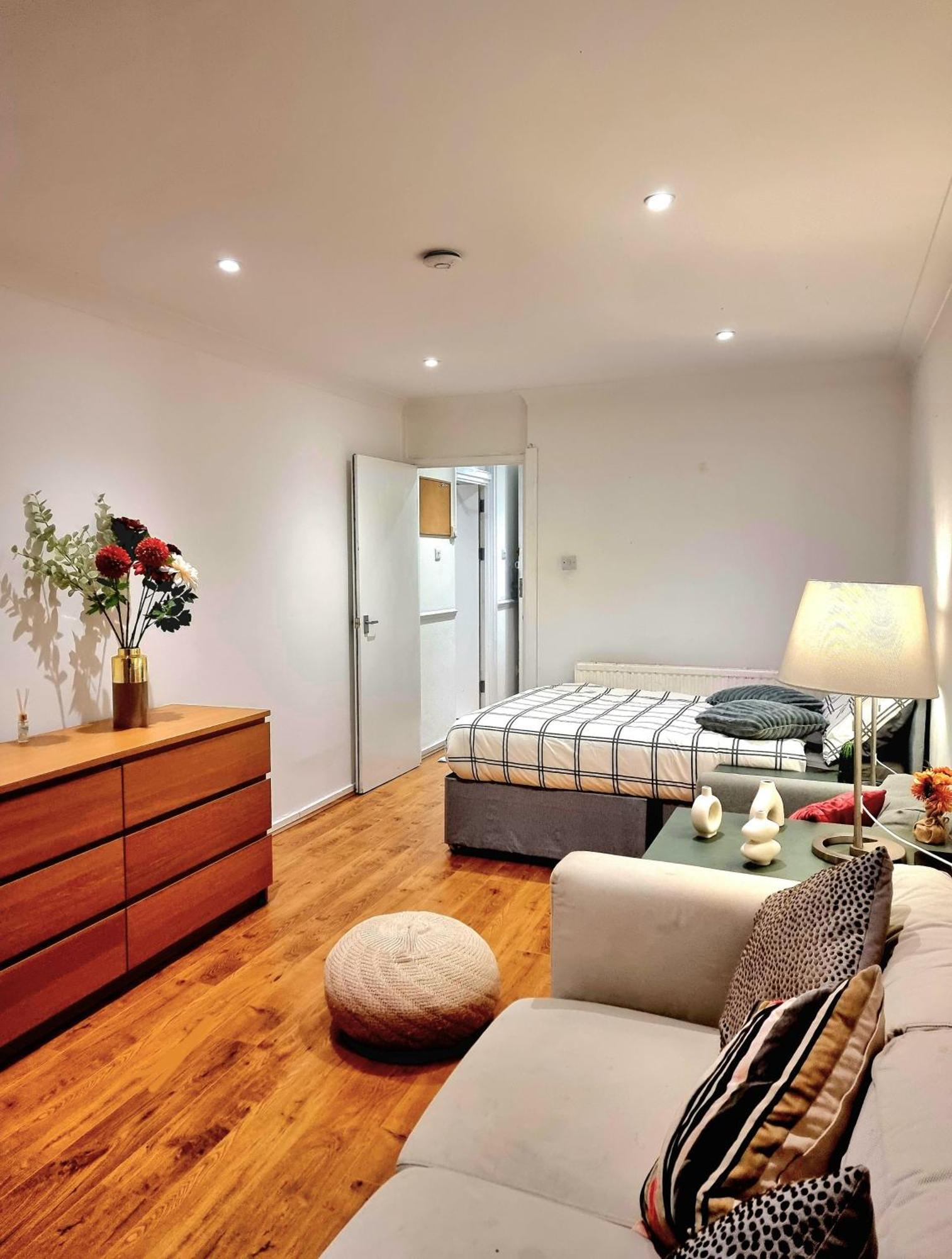 Holiday home Charming 4 Bedroom Duplex With Private Entrance