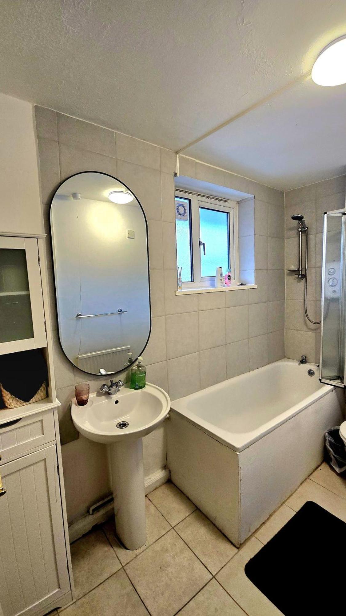 Holiday home Charming 4 Bedroom Duplex With Private Entrance London