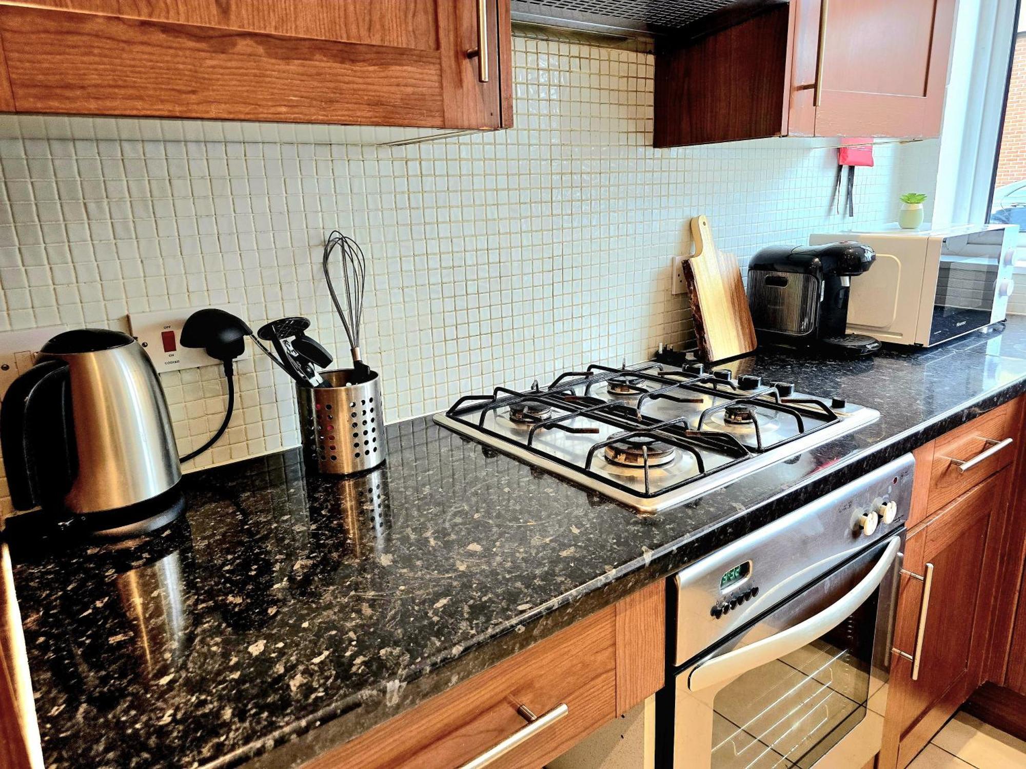 Charming 4 Bedroom Duplex With Private Entrance *
